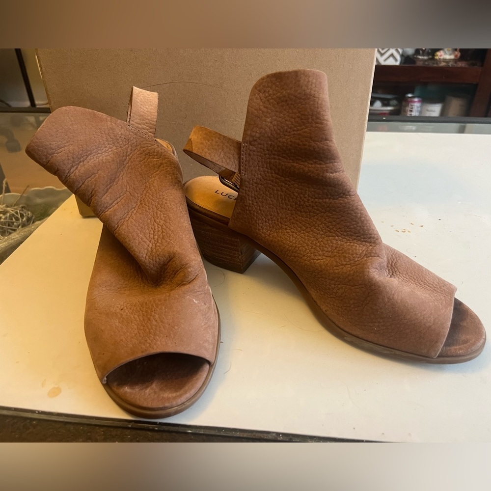 Womens Lucky Brand Sesame Embossed Nubuck Leather Sandal - size 7.5